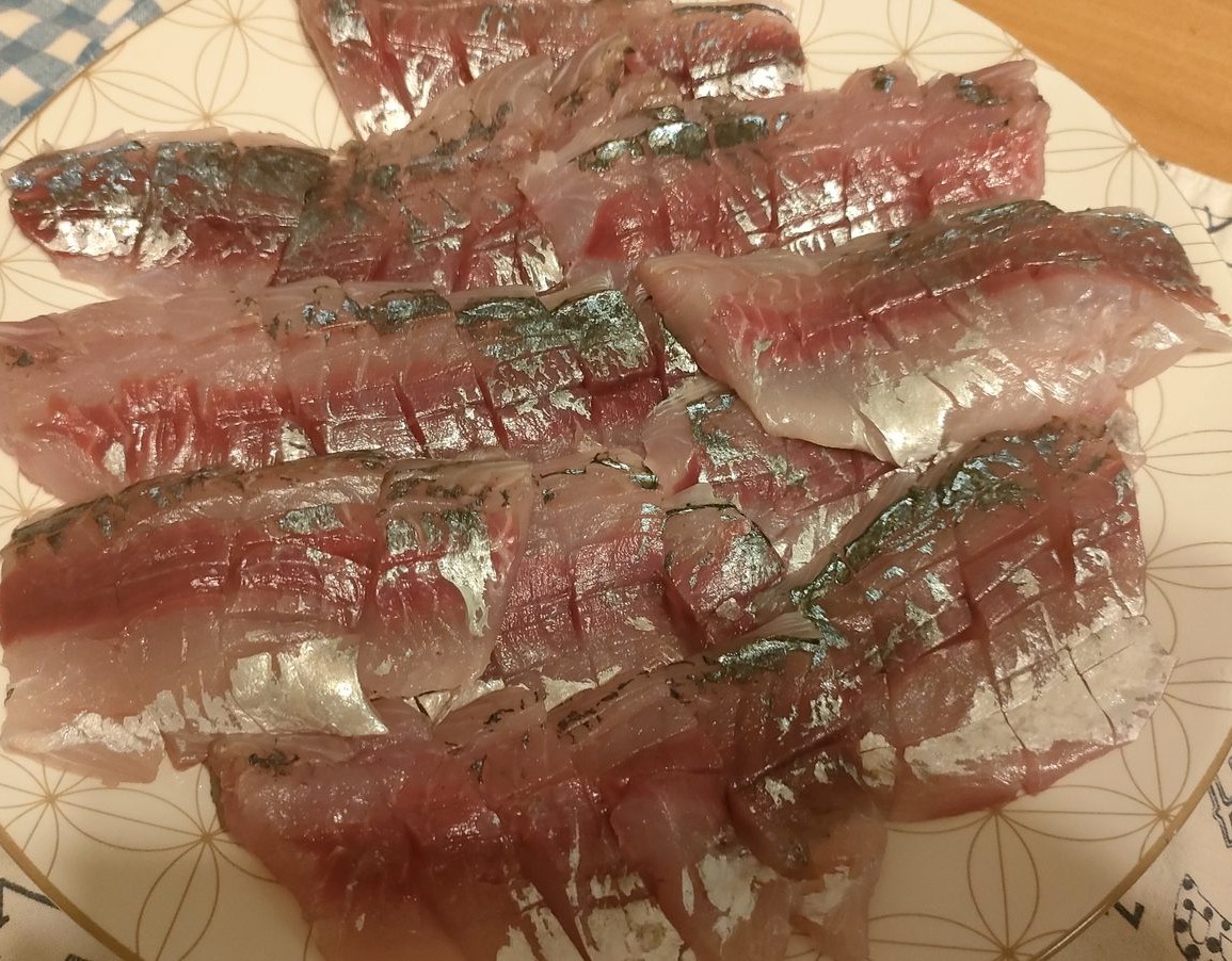 皮目を炙ったアジのたたき盛り。